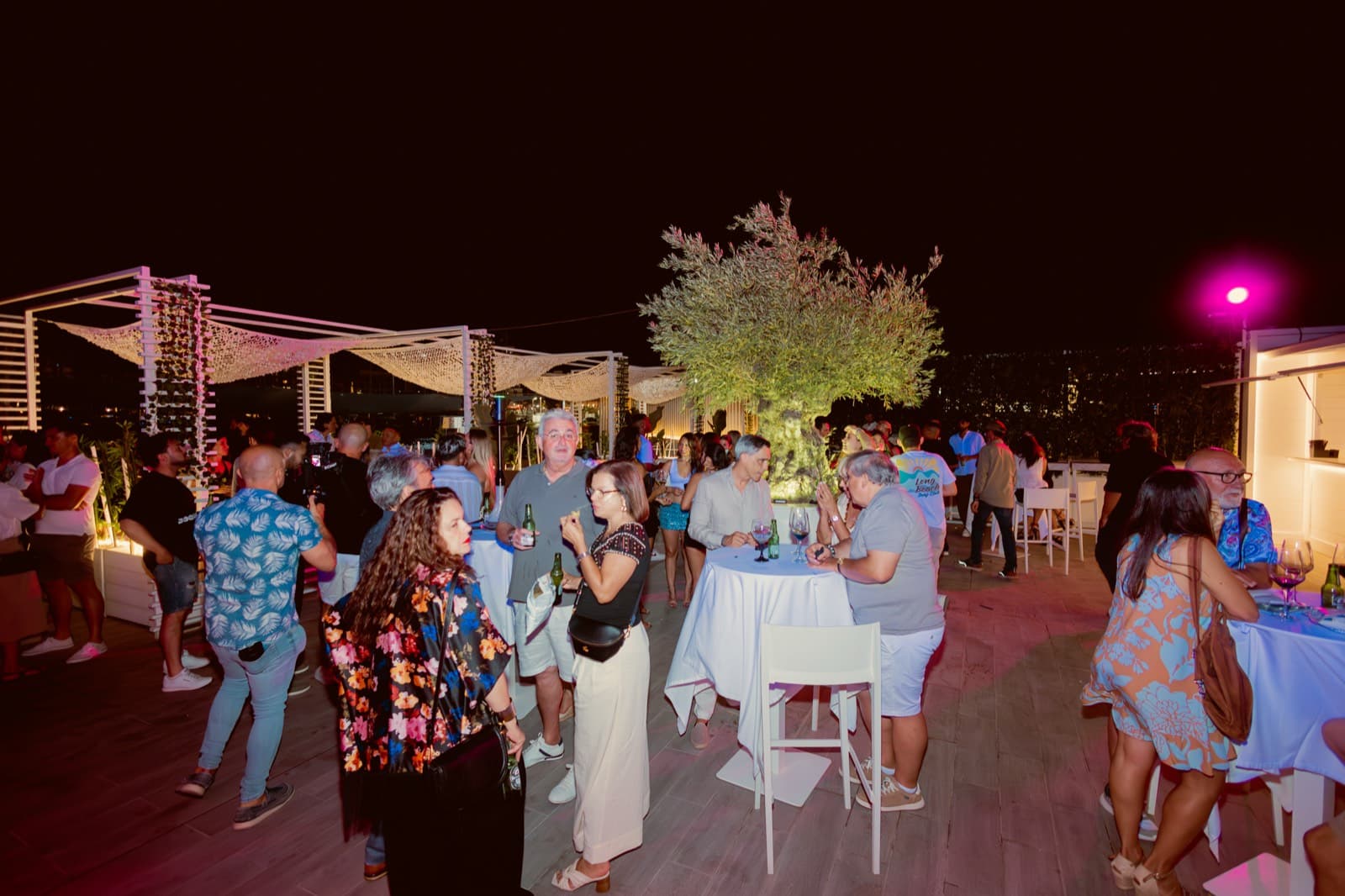 Rooftop de noche frente al mar
