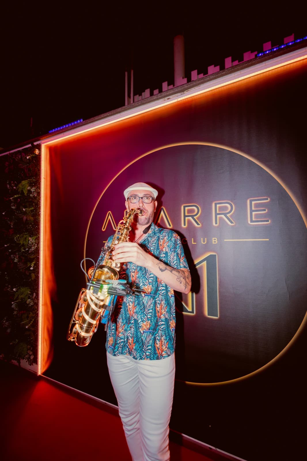 Saxo en vivo junto al neón