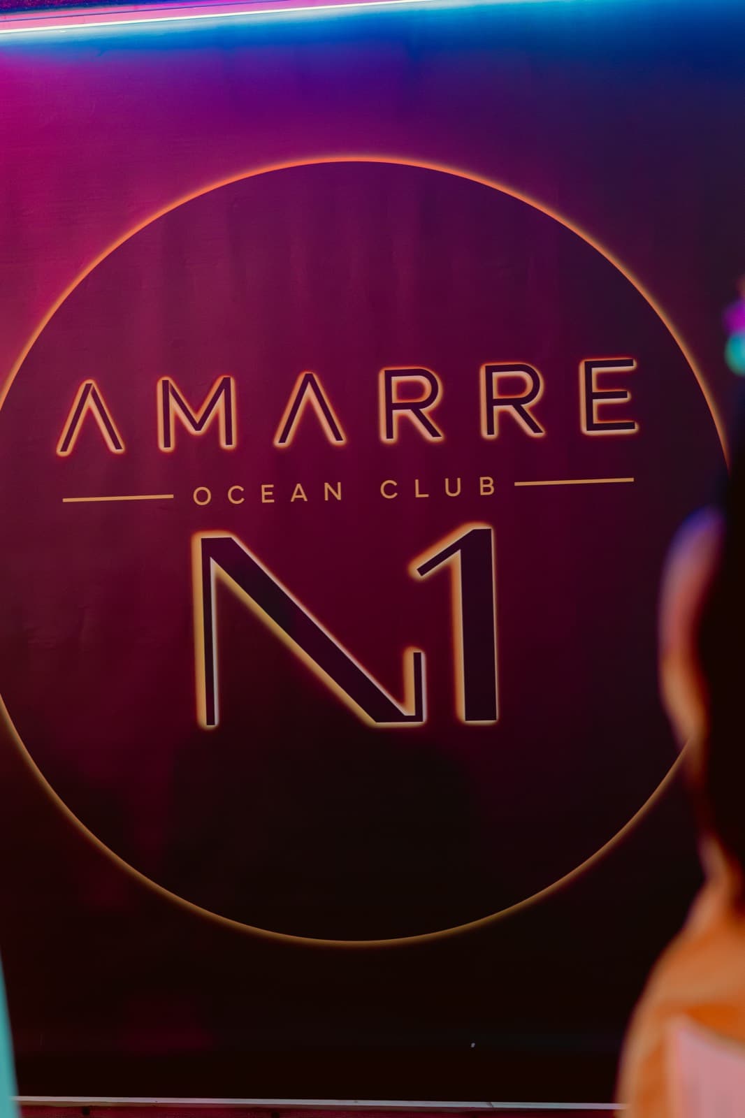 El neón de Amarre Ocean Club
